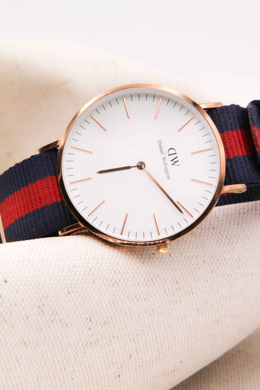 Daniel Wellington. Photo montre allongée sur tissus.