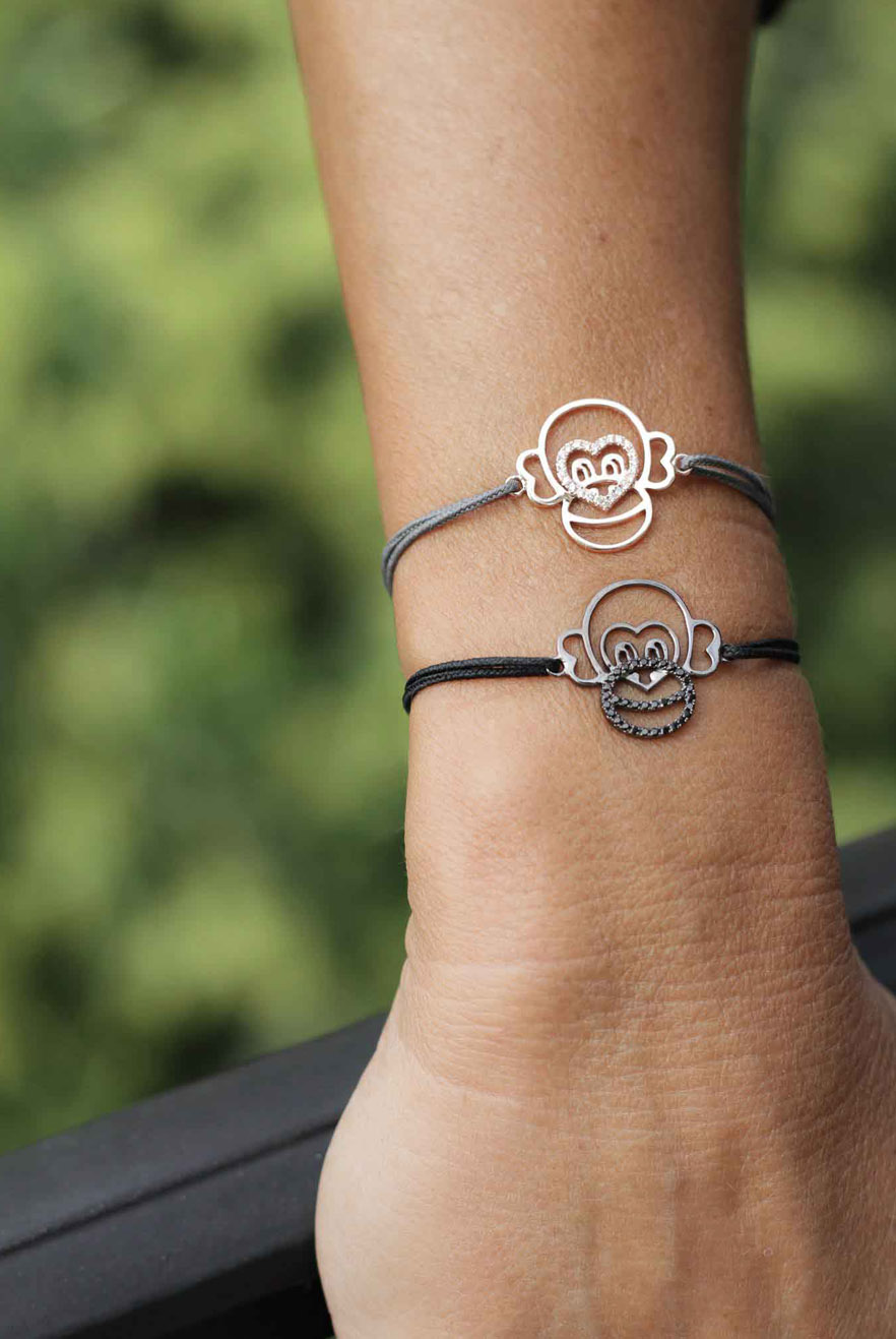 Fusion by M. Photo poignet avec bracelet singe.