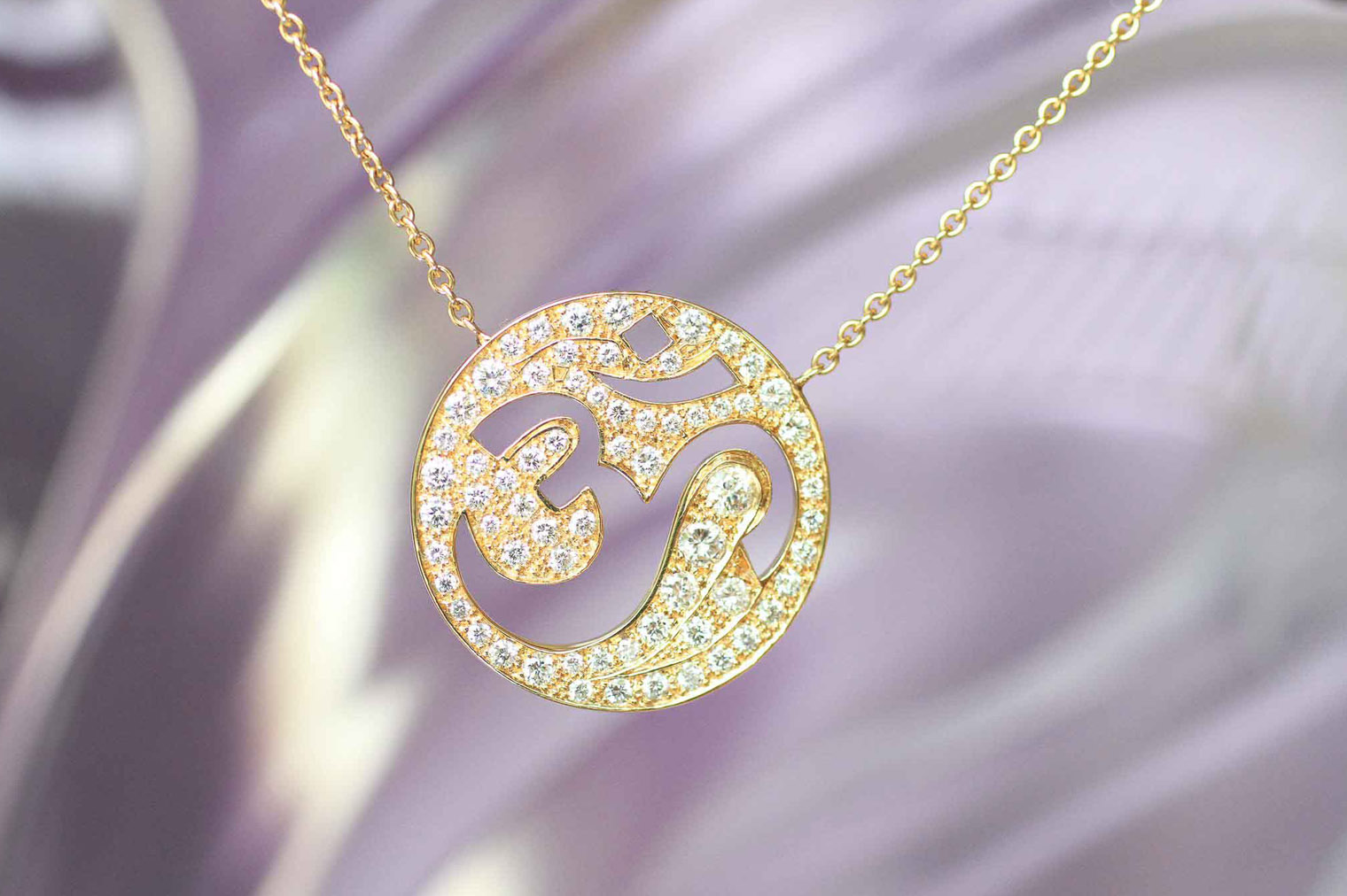 Fusion by M. Photo collier avec symbole OM.