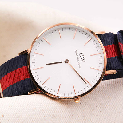 Photo de montre allongée sur tissus Daniel Wellington